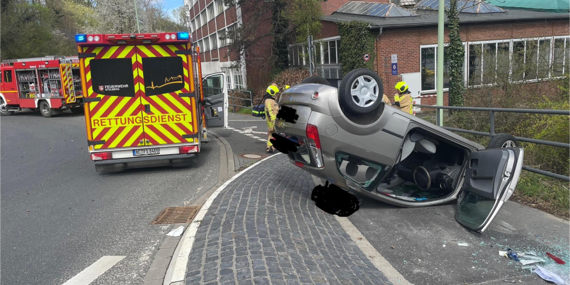 Spektakulärer Unfall am Nachtigällchen – Kleinwagen überschlägt sich im Kreisverkehr